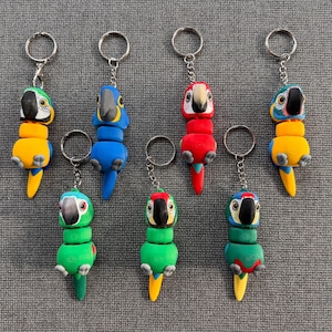 Llaveros de loro impresos en 3D. Elige entre guacamayo jacinto, azul y dorado, de alas verdes, de Hahn, militar, de Illiger y de garganta azul.