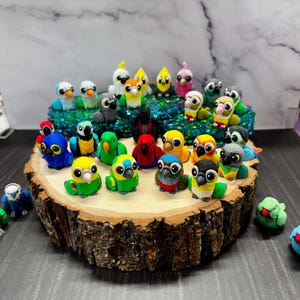Miniaturas de loros impresas en 3D. Jacinto escarlata, guacamayo azul, cacatúa galah, cotorra de mejillas, loro gris africano, cuáquero, ninfa, periquito caique.