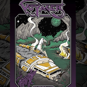 Puede incluir: Un p&oacute;ster rectangular con el texto VOYAGER en la parte superior y ESCAPE FROM X8 en la inferior. La ilustraci&oacute;n muestra una nave espacial amarilla y blanca estrellada con la etiqueta ZAN VI en un paisaje verde con una criatura morada.