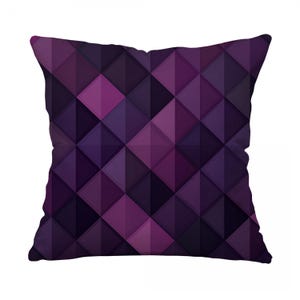 Peut inclure: Coussin carré avec un motif géométrique de losanges violets et mauves. Le coussin a un aspect doux et moelleux et est destiné à un usage décoratif sur un canapé ou un lit. La palette de couleurs comprend des nuances de violet foncé et de violet plus clair.