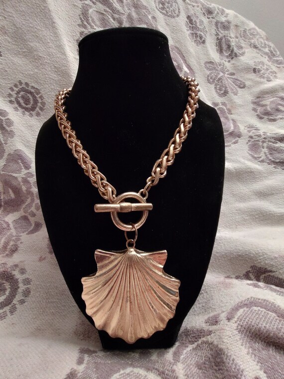 Vintage scallop seashell goldtone toggle necklace