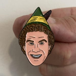 Emaljnål inspirerad av Buddy the Elf