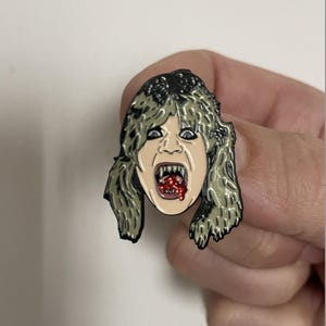 Ozzy-inspirerad emaljnål