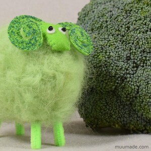 A felt sheep. Easy hand sewing project: downloadable sewing pattern and detailed instructions.