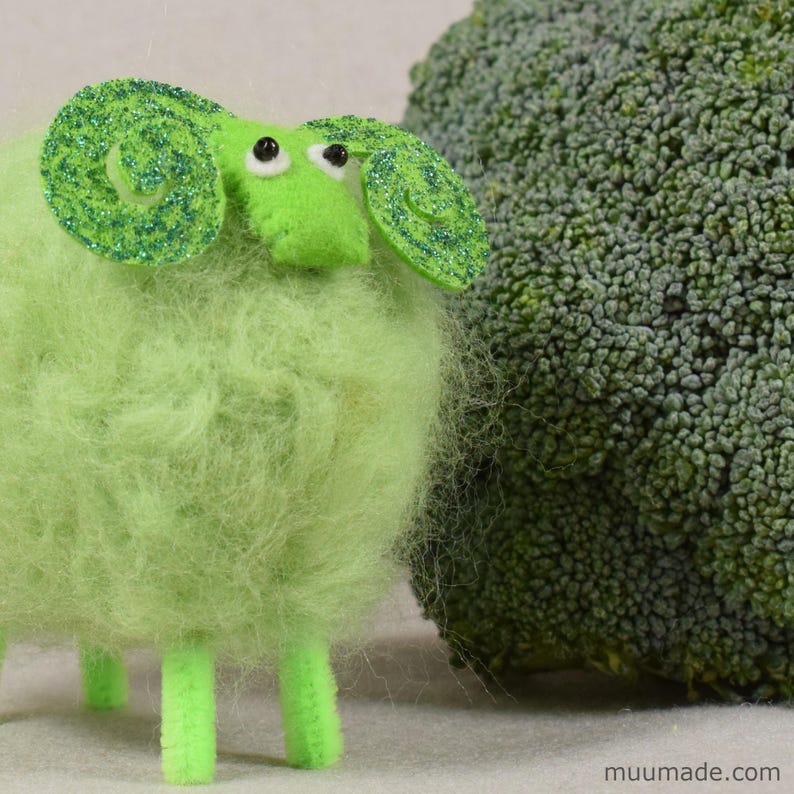 A felt sheep. Easy hand sewing project: downloadable sewing pattern and detailed instructions.