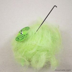 A felt sheep. Easy hand sewing project: downloadable sewing pattern and detailed instructions.