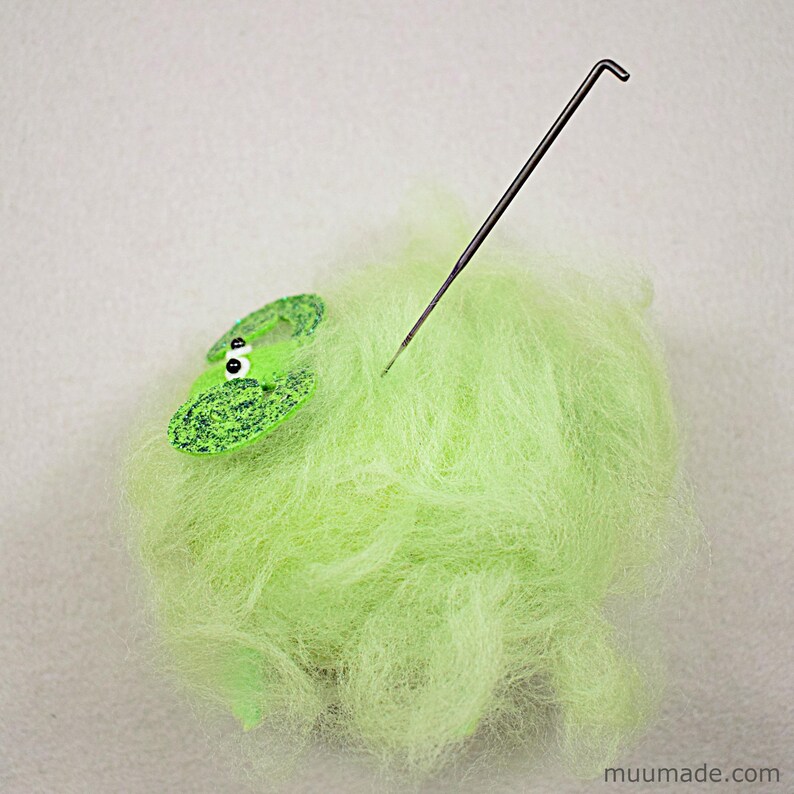 A felt sheep. Easy hand sewing project: downloadable sewing pattern and detailed instructions.