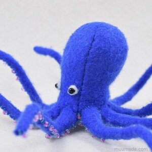 A felt octopus. Its sewing pattern & instructions are available for instant download from Muumade.etsy.com.