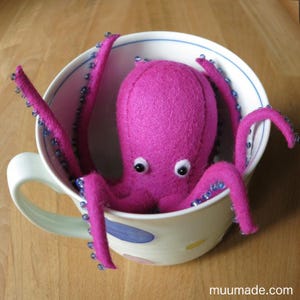 A felt octopus. Its sewing pattern & instructions are available for instant download from Muumade.etsy.com..