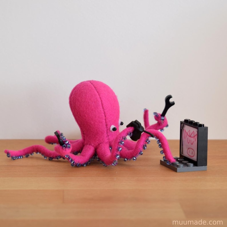 A felt octopus. Its sewing pattern & instructions are available for instant download from Muumade.etsy.com..