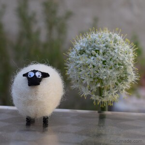 A felt sheep. Easy hand sewing project: downloadable sewing pattern and detailed instructions.
