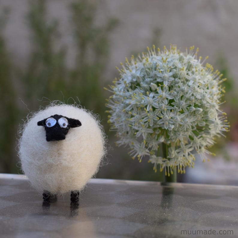A felt sheep. Easy hand sewing project: downloadable sewing pattern and detailed instructions.