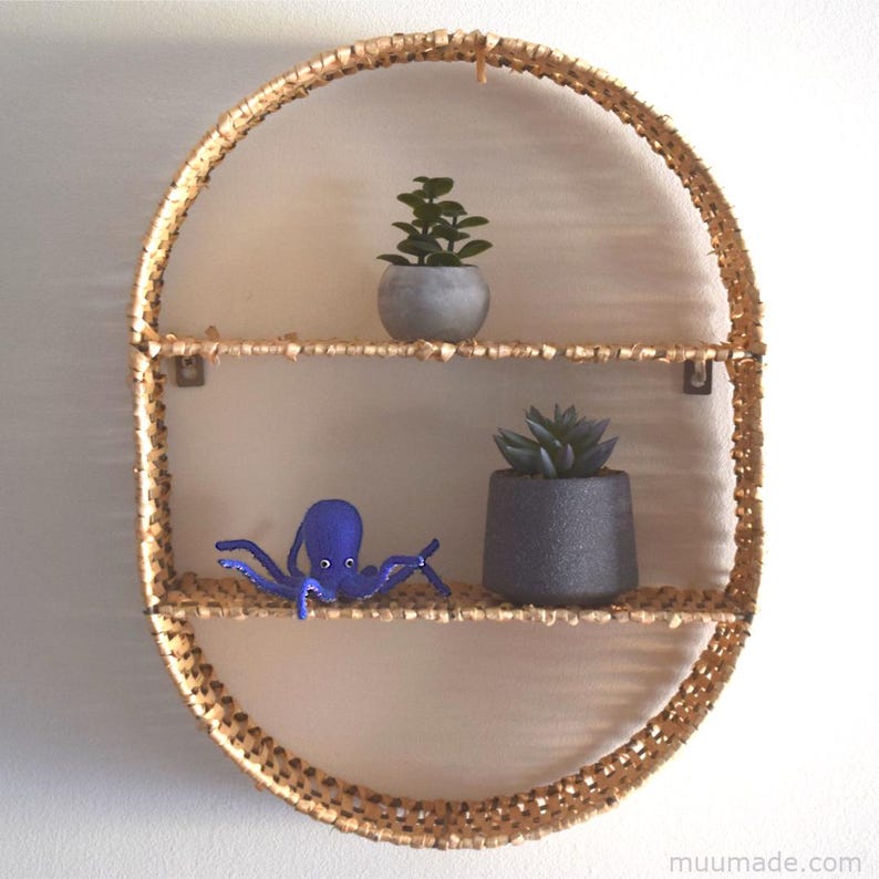 A felt octopus. Its sewing pattern & instructions are available for instant download from Muumade.etsy.com.