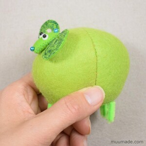 A felt sheep. Easy hand sewing project: downloadable sewing pattern and detailed instructions.