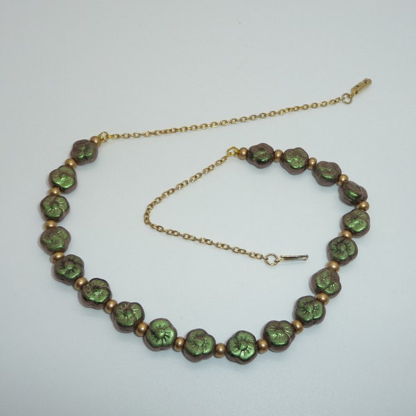 Schöne einzigartige Vintage grün irisierende Stiefmütterchen Blumen Perlenkette