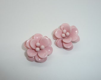 Pendientes de clip de flores de plástico acrílico rosa Barbie vintage inspirados en los años 50 retro