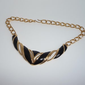 Gargantilla estilo V con esmalte negro y tono dorado de Monet, diseño modernista vintage elegante
