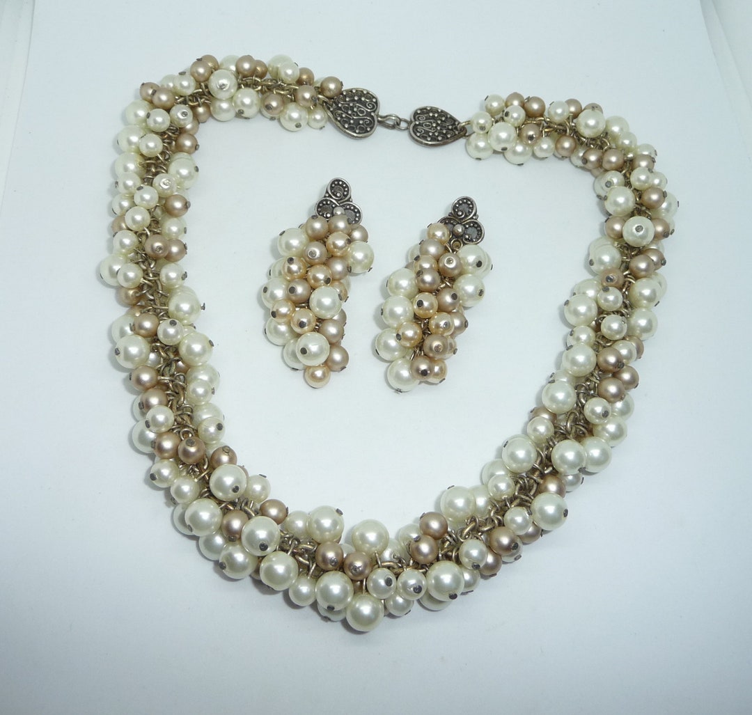 Van Cleef And Arpels Collana Con Ciondolo A Forma Di Fiore Di Socrate In Oro Bianco 18 Carati E Diamanti Van Cleef And Arpels Collana Con Ciondolo A Forma Di Fiore Di Socrate In Oro Bianco 18 Carati E Diamanti