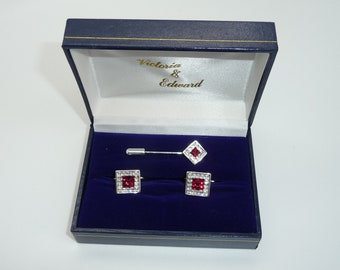 Impresionante conjunto de cristales de diamantes de imitación de color rojo rubí y transparente, gemelos de metal en tono plateado y alfiler de solapa/corbata a juego de Victoria & Edward