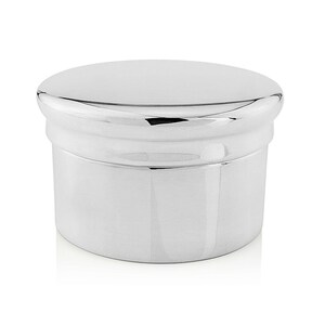 Puede incluir: Un recipiente cilíndrico de color plateado pulido con una superficie lisa y reflectante y una tapa circular a juego. El recipiente presenta un borde ligeramente ensanchado en la parte superior, creando un aspecto limpio y uniforme.