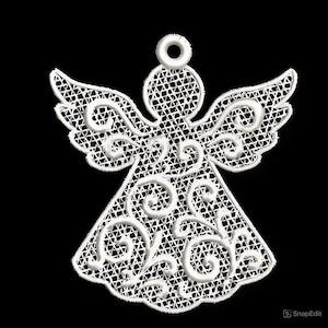 以下が含まれることがあります： 白いレースのような天使のオーナメント。詳細な翼とハローがあり、天使の体には複雑なスクロール模様と繊細な透かし彫りのデザインが施されています。休日の装飾やクラフトプロジェクトに最適です。