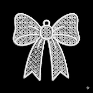 Peut inclure: Un nœud blanc brodé avec un motif ajouré détaillé. Le nœud comporte deux boucles et deux longues queues pointues, avec une petite boucle en haut pour suspendre. Le motif complexe est posé sur un fond noir.