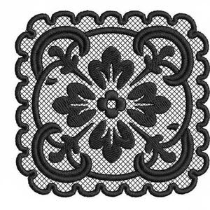 以下が含まれることがあります： 黒い刺繍の正方形のドイリー、花柄とスクロールのデザイン。 ドイリーはスカラップエッジと詳細な対称パターンが特徴です。 中央には花の模様があり、角にはスクロールのデザインがあります。