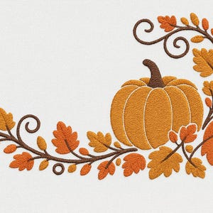 Peut inclure: Motif brodé avec une citrouille et des feuilles d'automne orange, marron et jaune. La citrouille est au centre, entourée d'une bordure décorative de feuilles et de vignes, idéale pour les créations et la décoration sur le thème de l'automne.