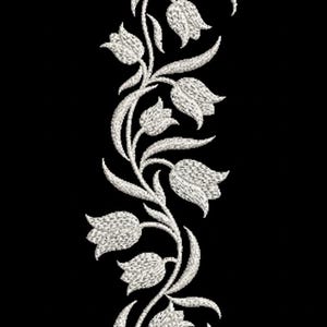Op de afbeelding: Geborduurd bloemenpatroon met witte tulpen en bladeren op een zwarte achtergrond. Het verticale patroon toont de gedetailleerde textuur en ingewikkelde steken van de bloemen, wat een klassieke en elegante uitstraling creëert.