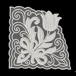 以下が含まれることがあります： 黒い背景に、白いレースのコーナーデザイン。チューリップ、葉、リボンが特徴です。 花柄の刺繍はスカラップエッジとオープン織りです。 デザインは複雑で繊細です。