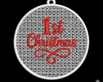 Può includere: Un ornamento natalizio rotondo bianco con la scritta "1st Christmas" in rosso. L'ornamento presenta un delicato design traforato e un anello nella parte superiore per appenderlo. Lo sfondo è nero.