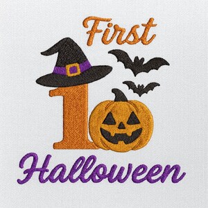 Peut inclure: Motif brodé avec le texte "First Halloween". Comprend un chapeau de sorcière noir avec une garniture violette, le chiffre 1 orange, une citrouille d'Halloween et deux chauves-souris noires. Le mot "Halloween" est en écriture violette.