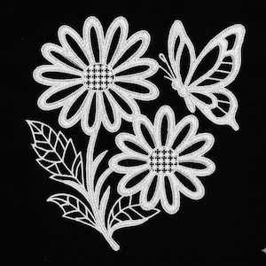 Könnte beinhalten: Weißes, gesticktes Blumendesign mit zwei Gänseblümchen und einem Schmetterling auf schwarzem Hintergrund. Die Blumen haben detaillierte Blütenblätter und ein Kreuzstichzentrum. Der Schmetterling befindet sich in der Nähe der Blumen mit offenen Flügeln.