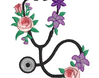 Puede incluir: Diseño bordado de un estetoscopio con rosas rosas, lirios morados y hojas verdes. El estetoscopio negro está adornado con detalles florales, creando un tema médico y floral. El diseño está sobre un fondo blanco.