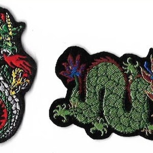 Può includere: Due toppe ricamate da stirare con draghi verdi con accenti rossi, gialli e blu. Il drago a sinistra è arrotolato in posizione verticale, mentre il drago a destra è in posizione orizzontale.