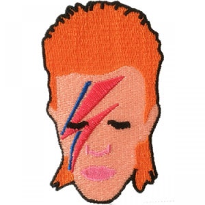 Puede incluir: Parche bordado con la cara de David Bowie y su característico maquillaje de rayo en azul, rosa y blanco.