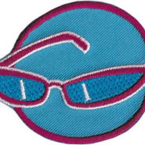 Puede incluir: Un parche bordado azul y rosa con un par de gafas de sol. Las gafas de sol tienen un contorno blanco y una montura rosa.