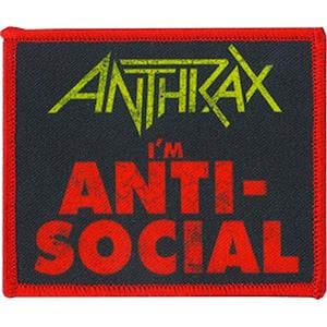 Puede incluir: Un parche bordado negro y rojo con el nombre de la banda "Anthrax" en amarillo y el texto "I'm Anti-Social" en rojo.