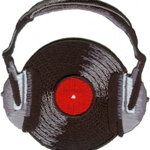 Könnte beinhalten: Gestickter Aufnäher eines Schallplatten mit rotem Label, der wie ein Kopfhörer aussieht.