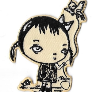 Pode incluir: Patch bordado em preto e branco de uma menina com cabelo preto e um vestido preto segurando uma borboleta. A menina tem uma assinatura que diz "Missy" no canto inferior direito do patch.