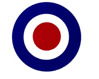 Può includere: Un bersaglio rosso, bianco e blu con cerchi concentrici. Il cerchio centrale è rosso, il cerchio successivo è bianco e il cerchio esterno è blu.