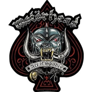 Op de afbeelding: Een zwarte en rode schoppen-aas speelkaart met een zilveren schedel en de woorden "Motorhead Ace of Spades" in een zilveren lettertype.