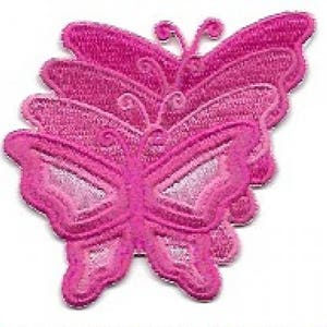 Peut inclure: Une applique papillon rose avec un design en couches. Le papillon a un aspect brodé détaillé.