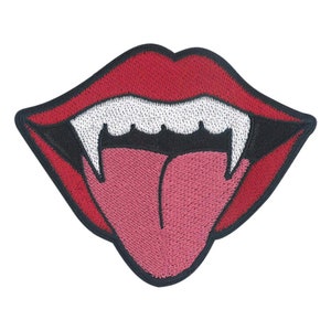 Op de afbeelding: Rode lippen met scherpe witte tanden en een roze tong die eruit steekt. De mond staat wijd open en laat de tanden en tong zien. Dit is een geborduurd patch.
