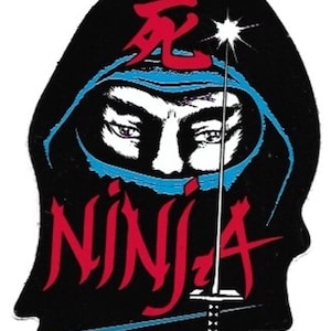 Peut inclure: Un autocollant noir et rouge avec un ninja portant un masque bleu et tenant une épée. L'autocollant dit "Ninja" et a un caractère japonais pour "mort" en haut.