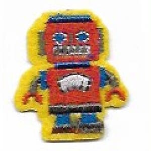 Peut inclure: Un robot rouge avec des bras et des jambes bleus, un cercle blanc sur la poitrine et un fond jaune.