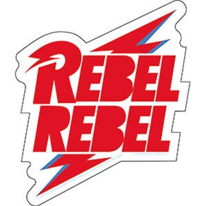 Puede incluir: Pegatina roja y azul con el texto "Rebel Rebel" en una fuente estilizada y en negrita. Un diseño de rayo está detrás del texto.