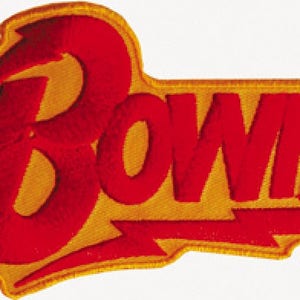 Może przedstawiać: Haftowana naszywka z napisem "BOWIE" w kolorze czerwonym na złotym tle. Widoczny jest motyw błyskawicy. Naszywka ma ozdobną obwódkę, idealna na odzież lub akcesoria.