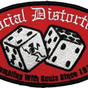 Puede incluir: Parche ovalado con fondo rojo y borde negro. El parche presenta las palabras "Social Distortion" en letras góticas blancas sobre dos dados blancos. Los dados tienen puntos negros y una figura de esqueleto. El texto "Gambling With Souls Since 1979" está debajo.