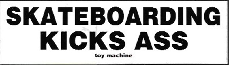 Może przedstawiać: Czarno-biała naklejka z tekstem "Skateboarding Kicks Ass" i słowami "toy machine" poniżej.